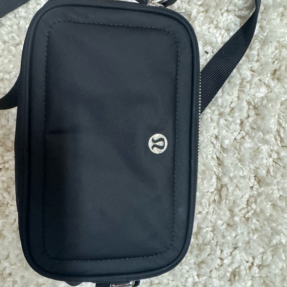 Lululemon Crossbody Camera bag 2L - Picture 3 of 12